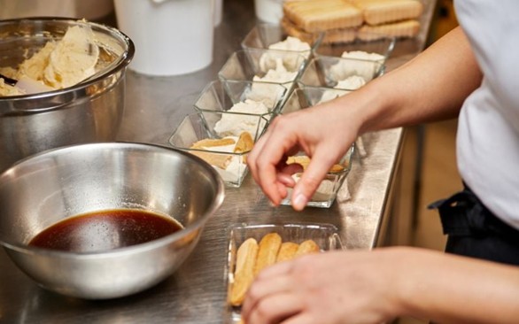 Pha cà phê chuẩn bị đánh