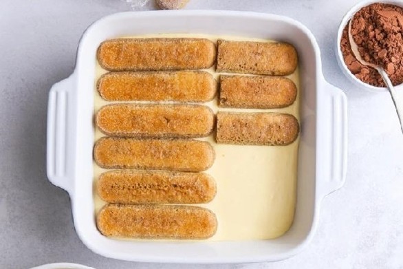 Xếp lớp bánh và bánh kem